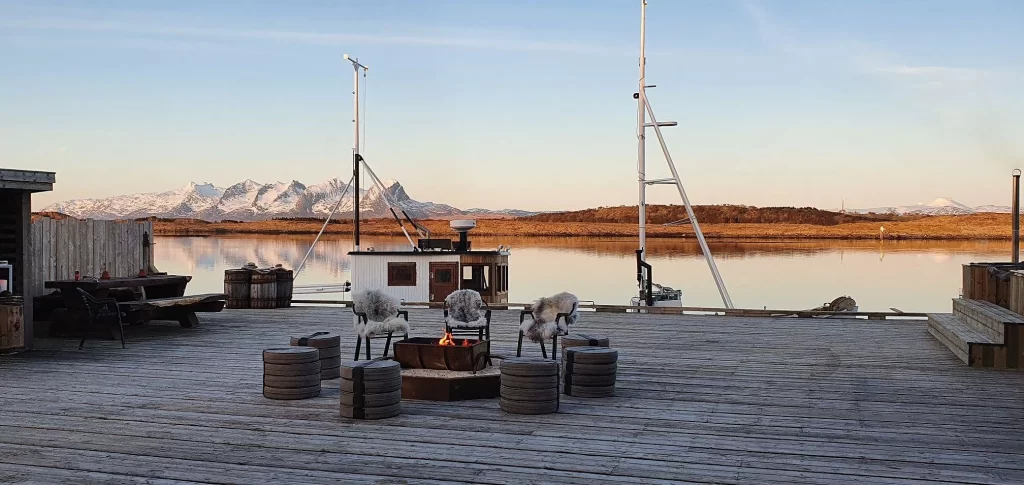 Utsikt fra Havkanten Gjestehus med kysten i bakgrunn.